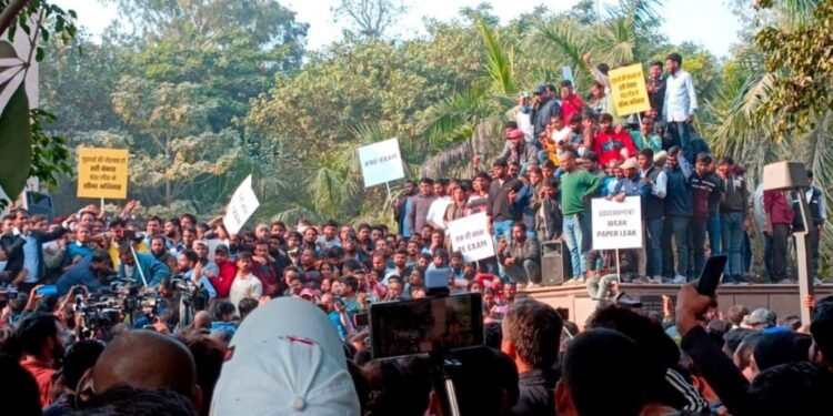 BPSC अभ्यर्थियों के समर्थन में राजभवन जा रहे विधायकों को पुलिस ने रोका, बीच सड़क पर हुई  धक्का-मुक्की