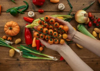 महंगे फेशियल भी हो जाएंगे फेल अगर खाना शुरू कर दीं ये 6 चीजें, अंदर से निखर जाएगा चेहरा