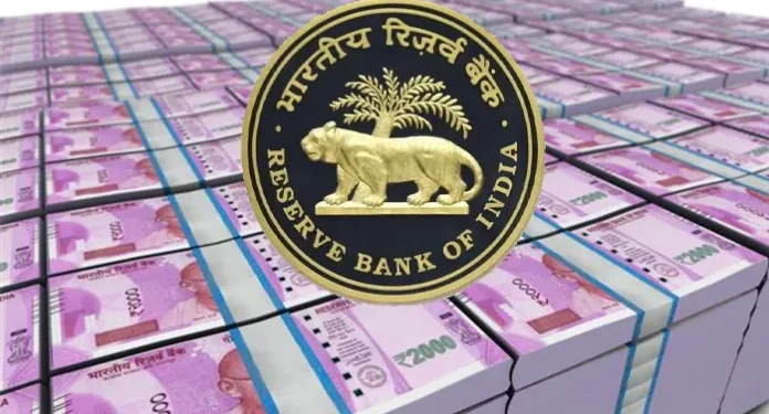 2000 के लगभग सभी नोट बैंकों में वापस आ गए: क्या भारत कैशलेस भविष्य की ओर बढ़ रहा है?